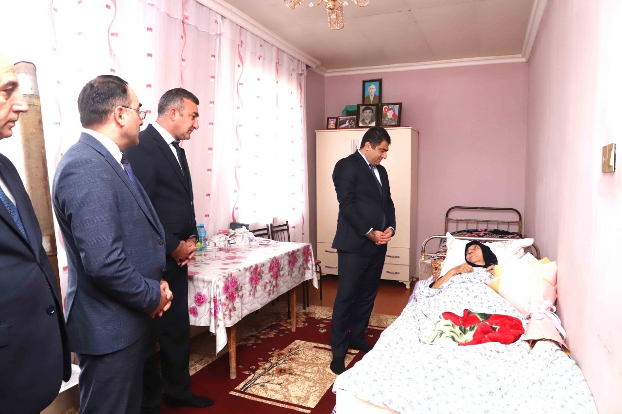 İcra başçısı şəhid anasını ziyarət etdi - FOTOLAR